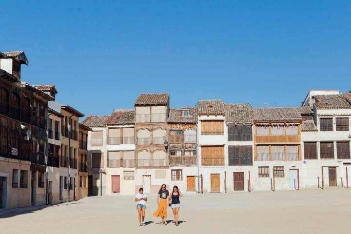 La Plaza del Coso, con sus fachadas antiguas de madera y su suelo de arena.