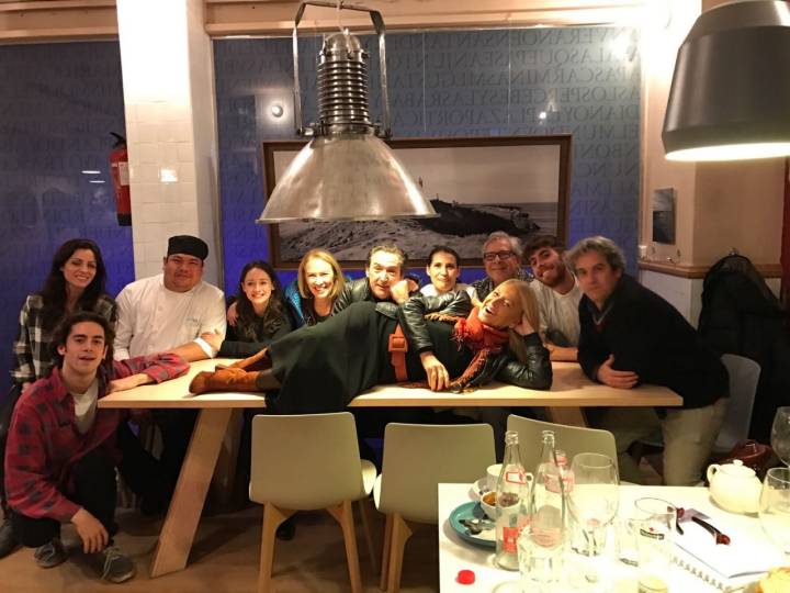En el restaurante 'Costa 43' (Santander) con el equipo de 'La Verdad'. Foto cedida.