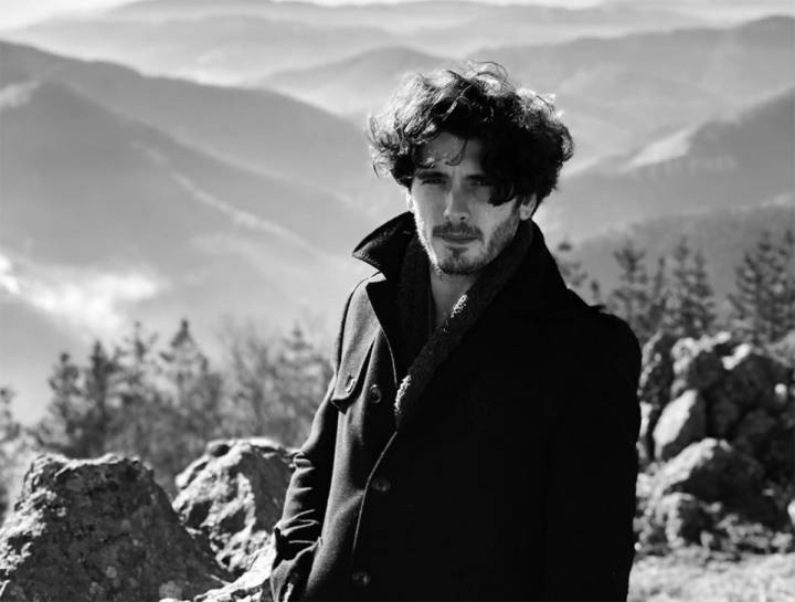 El actor Yon González con el monte Karakate de fondo, uno de sus paisajes favoritos. Foto: Instagram