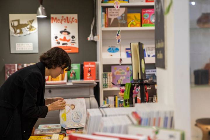 'Ramón Llull' tiene un gran espacio para los lectores más jóvenes.