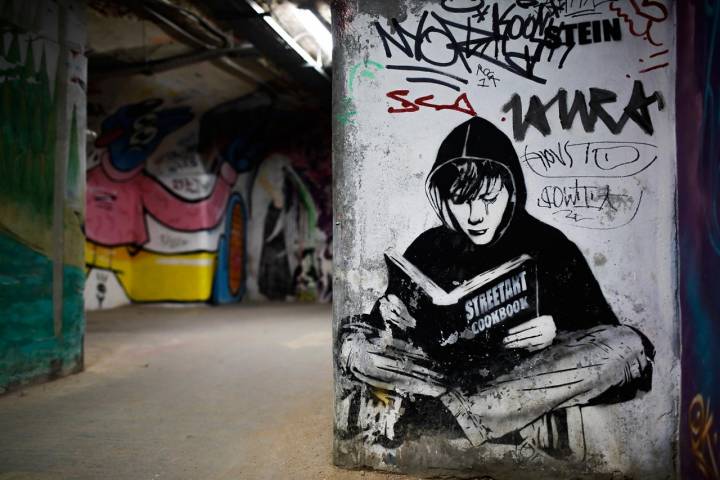 Grafiti de un niño leyendo