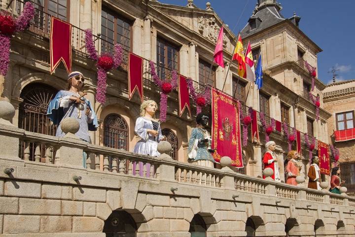 Así se engalana el Ayuntamiento de la ciudad para festejar su Semana Grande. Foto: Shutterstock