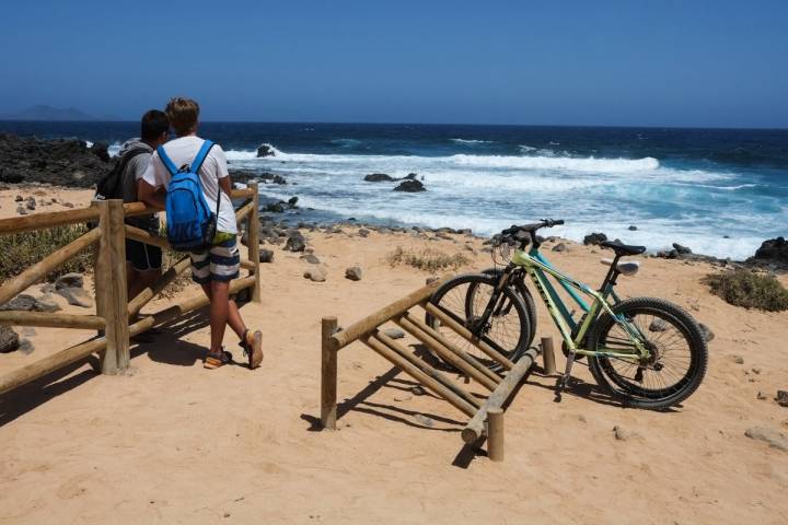 La ruta norte de La Graciosa es la más accesible para la bicicleta. Foto: Hugo Palotto.