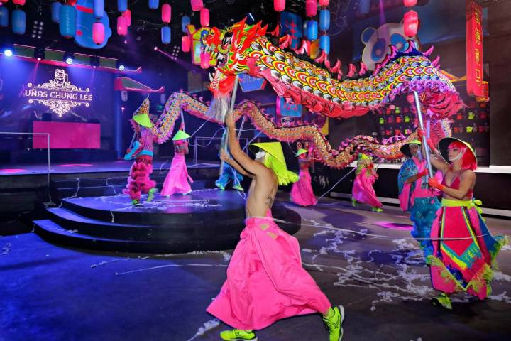 El dragón de diez metros simula la celebración del Año Nuevo Chino.