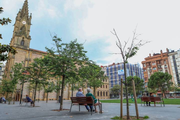 La Plaza de Cataluña es el corazón del barrio de Gros, uno de los más activos de Donosti.