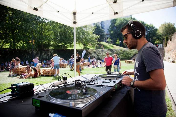 Un DJ ameniza los conciertos matinales de la ciudad. Foto: Festival Noroeste.