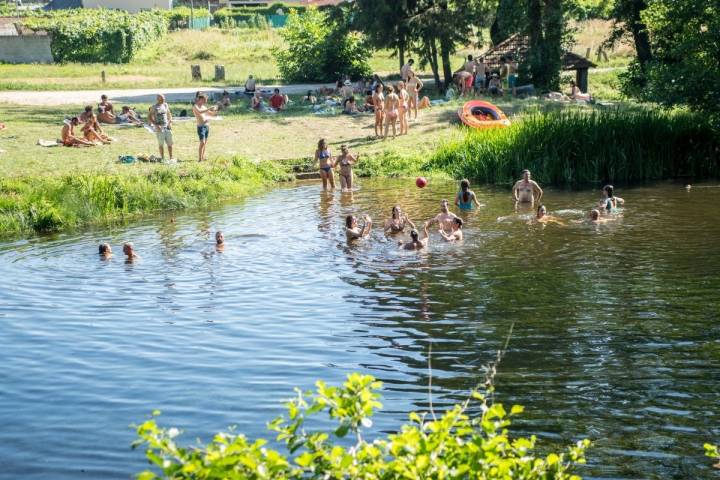 Los asistentes al festival PortAmérica se bañan en el río Ulla, en la edición de 2017, en Caldas de Reis, Pontevedra.