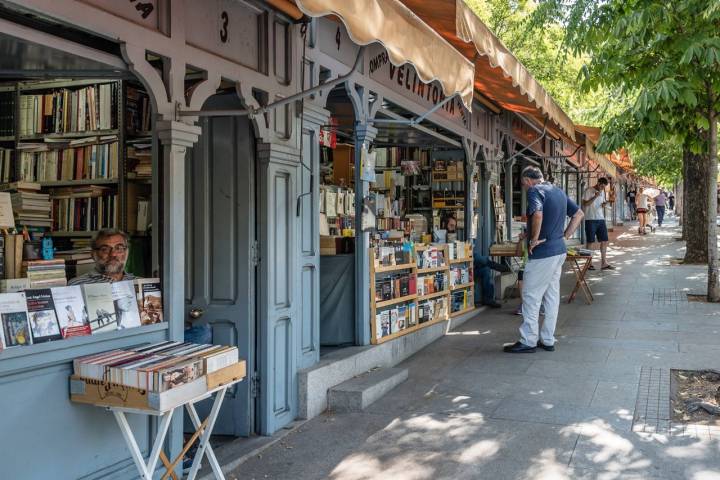 Hay muchos más pero el eterno sitio donde empezar la ruta de librerías de viejo: la Cuesta de Moyano. Foto: Shutterstock.