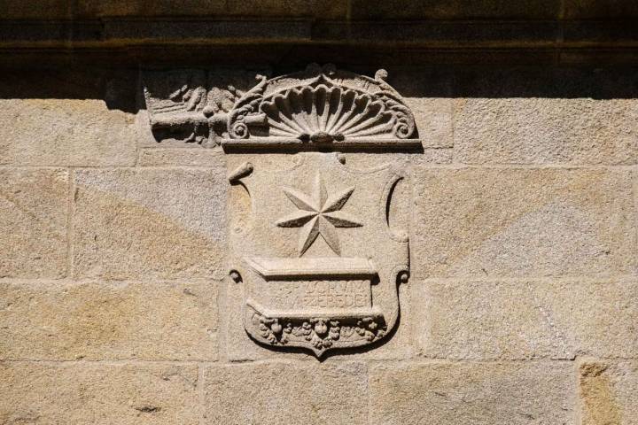 Imagen del arca con los restos del apóstol y la estrella sobre ella, un símbolo que está por toda la ciudad.