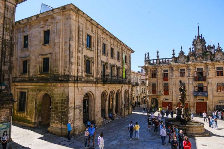 Una de las plazas que rodea la Catedral de Santiago de Compostela llena de gente.