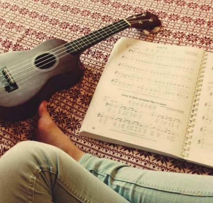 No permitas que tu madre vaya sola a clases, aprende tú también a tocar el ukelele. Foto: Shine School of Music.