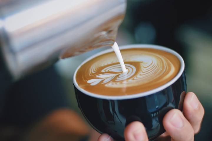 Hasta que aprendas a dibujar a pulso sobre el café, puedes usar plantillas para presumir de pericia. Foto: Shutterstock.