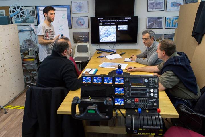 Una de las clases que se imparten para controladores aéreos, donde hacen simulaciones virtuales.
