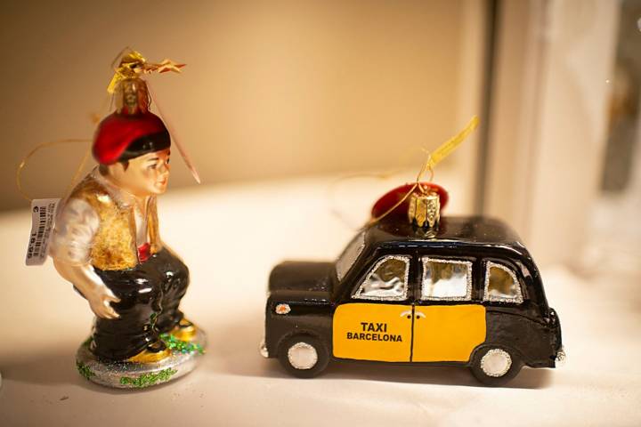Son muchos los guiños que se hacen a Barcelona: desde taxis a los míticos caganers.