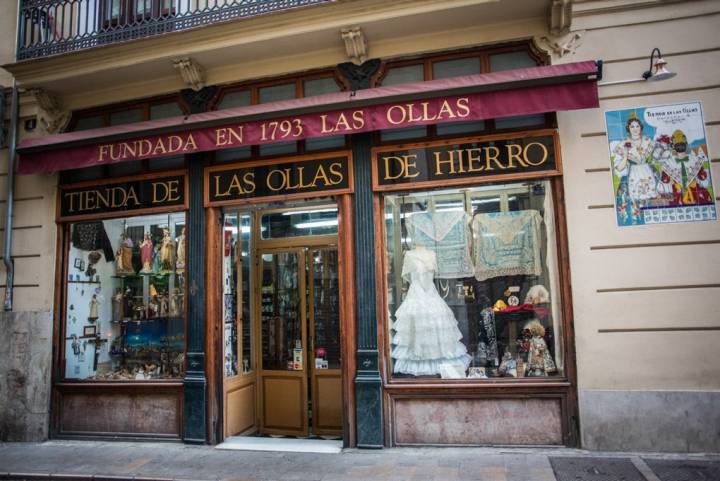 El folclore valenciano asoma en este escaparate, una atracción para los turistas extranjeros.