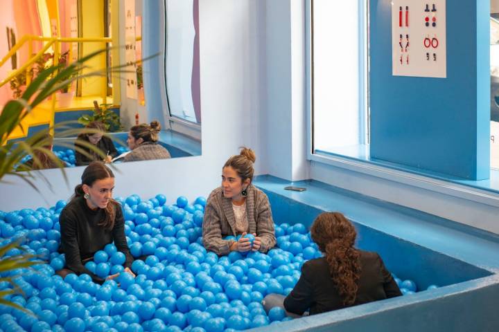 La piscina de bolas azules sirve como zona de relax.