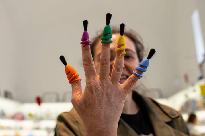 Pinceles para dedo en diversas tallas para que se ajusten a manos adultas e infantiles.