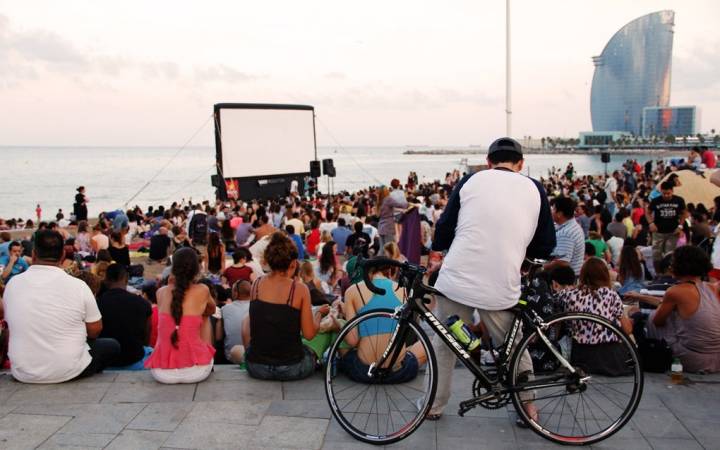 Cine independiente en la playa de la Barceloneta. Foto: Joaco Barcala (permisos cedidos por Cinemalliure a guiarepsol.com)