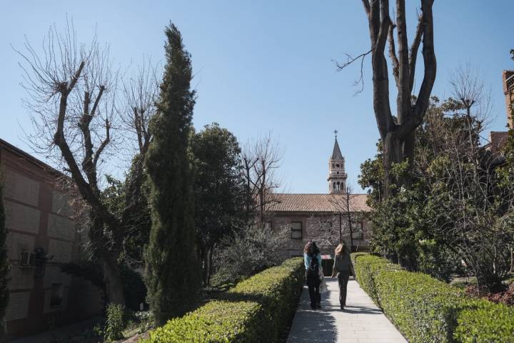 La torre del Panteón de los Hombres Ilustres, dentro del recinto del colegio dominico Virgen de Atocha, asoma desde el jardín.