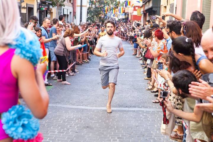 Subidos a enormes plataformas, los participantes recorren la emblemática calle Pelayo. Foto: World Pride Madrid.
