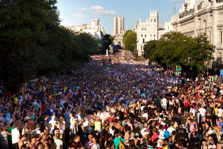 Miles de personas se reunen cada año alrededor de la Puerta de Alcalá para la ceremonia de clausura. Foto: WPM.