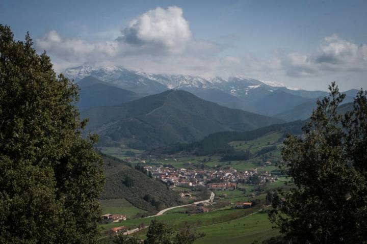 Potes, en el centro de la comarca de Liébana, rodeado de montañas.