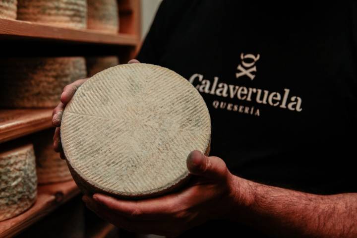 Sosteniendo queso pasta 'Queseria Calaveruela'
