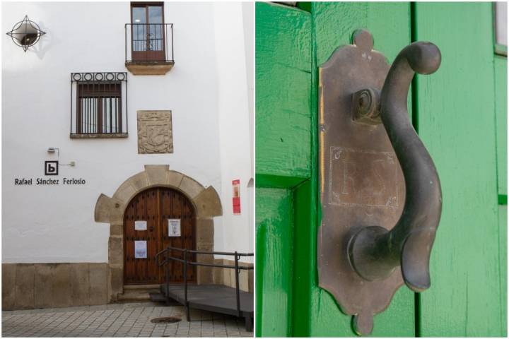 Entrada de la biblioteca y llamador de la puerta de Rafael Sánchez Ferlosio, con las iniciales de un antepasado. Foto: Antonio Karpint.