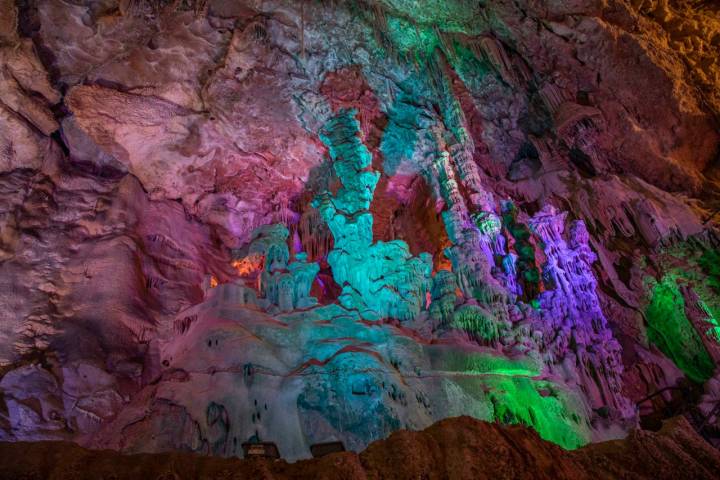 Las cuevas de Canalobre, en Busot, son un tesoro geológico apenas conocido.