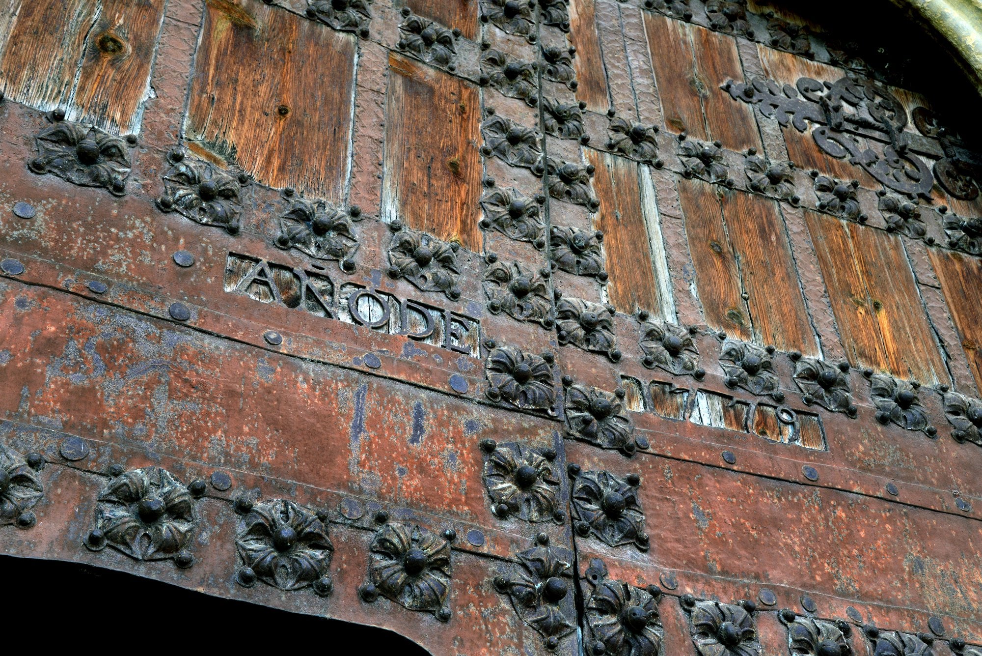 Elementos exteriores como la puerta a la basílica reflejan la antigüedad y trascendencia del templo para la comarca.