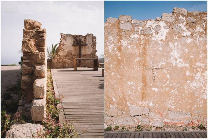 Detalles de las ruinas de la ermita, situada en un apacible entorno rural.