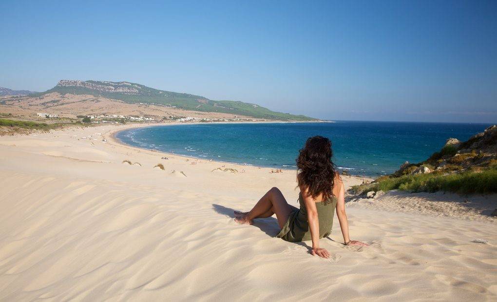 Chica sobre la arena de la playa de Bolonia