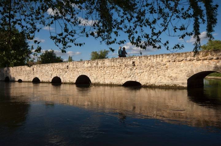 El puente romano sobre el río Cigüela, con 46 ojos irregulares.