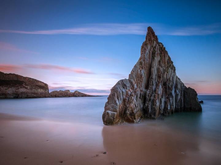 Los peñascos de la Playa de Mexota. Foto: Alberto García.