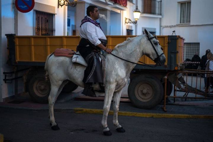 Hombre sobre un caballo en plena fiesta. Foto: Manuel Ruiz Toribio.