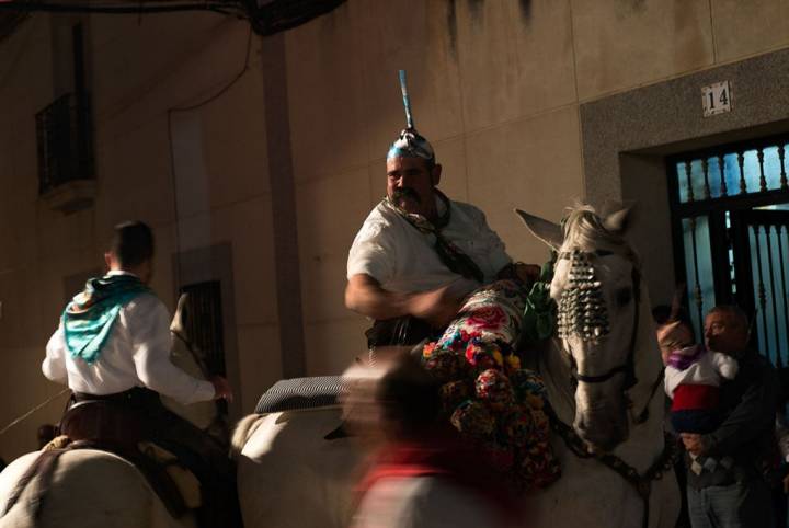 Varias personas a caballo en la fiesta. Foto: Manuel Ruiz Toribio.