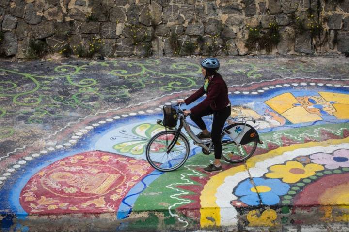 Con la bici por el cauce seco del río Vinapoló, en el que está pintado uno de los murales de mayor extensión de Europa.