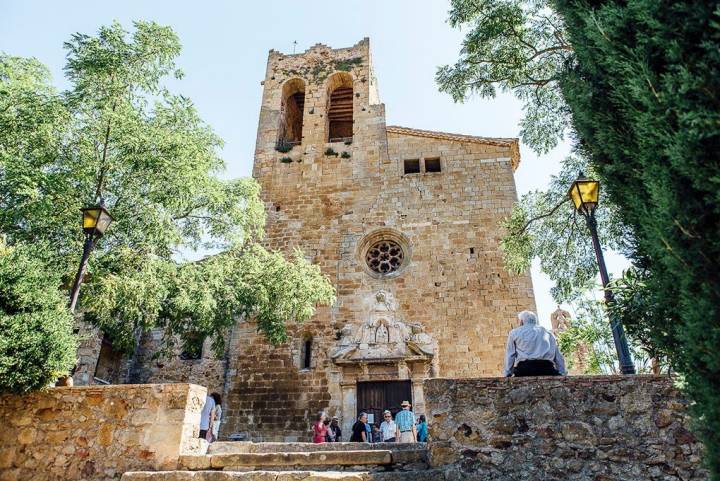 El frontal de la iglesia de San Pedro, reconstruido con piedras del antiguo castillo.