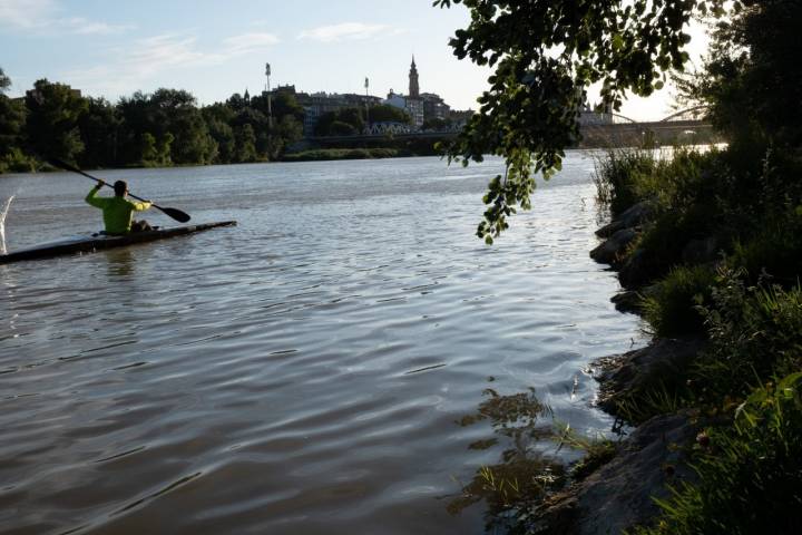Parques de Zaragoza: Río Ebro (cruzando con el kayak)