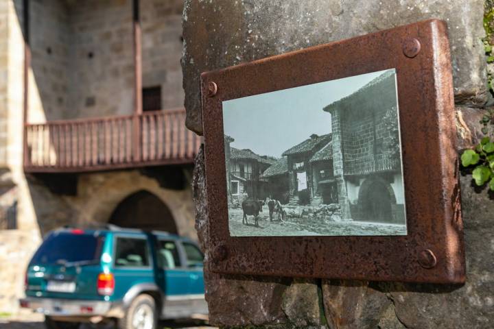 Fotografía antigua colocada en una calle de Cosío (Cantabria)
