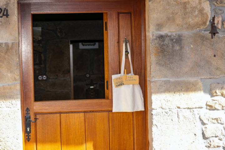 Bolsa de pan cuelga de la puerta de una casa en Cosío (Cantabria)