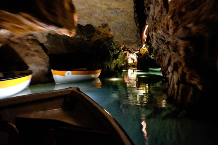 Navegando a través de los túneles de la gruta.