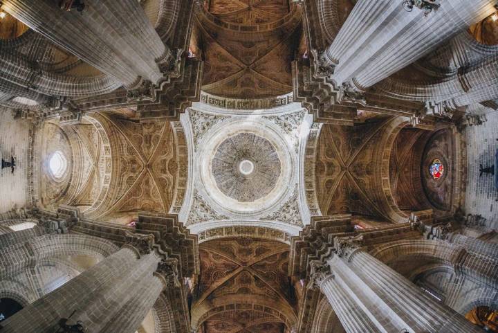 Uno puede pasar un día entero contemplando el detalle del grabado de las bóvedas de la Catedral. Foto: Javier Sierra.