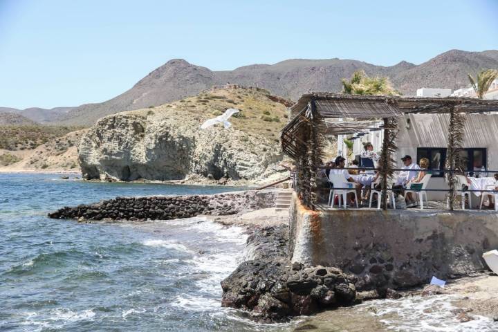 Los restaurantes pegados a la costa, como 'La Isleta del Moro', son habituales en las playas cerca de Rodalquilar.