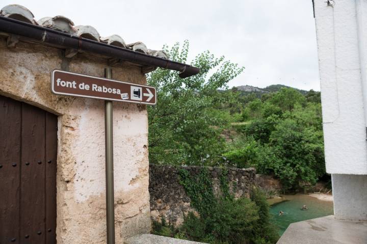 Pozas Comarca del Matarraña señal Font de la Rabosa