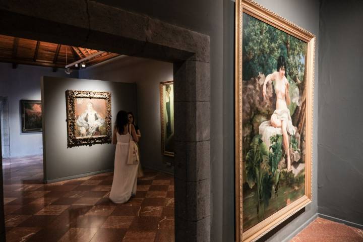 Dos mujeres en la exposición pictórica de Casa de Colón