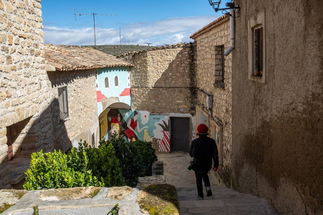 El Arco de San Roque actualizado con los murales de la artista Harsa.