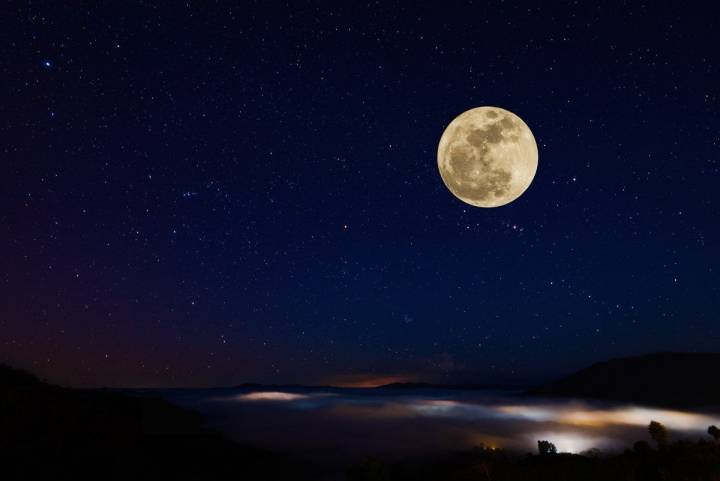 La luna muestra su cara marcada con oscuros mares lunares y cráteres. Foto: Shutterstock.