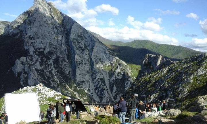 Con el Peñón de fondo, el set de rodaje se prepara para filmar una escena de la cueva de Heidi. Foto: Pedro Velardes.