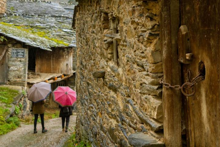 El paraguas a mano para recorrer los pueblos de la Cabrera Baja.